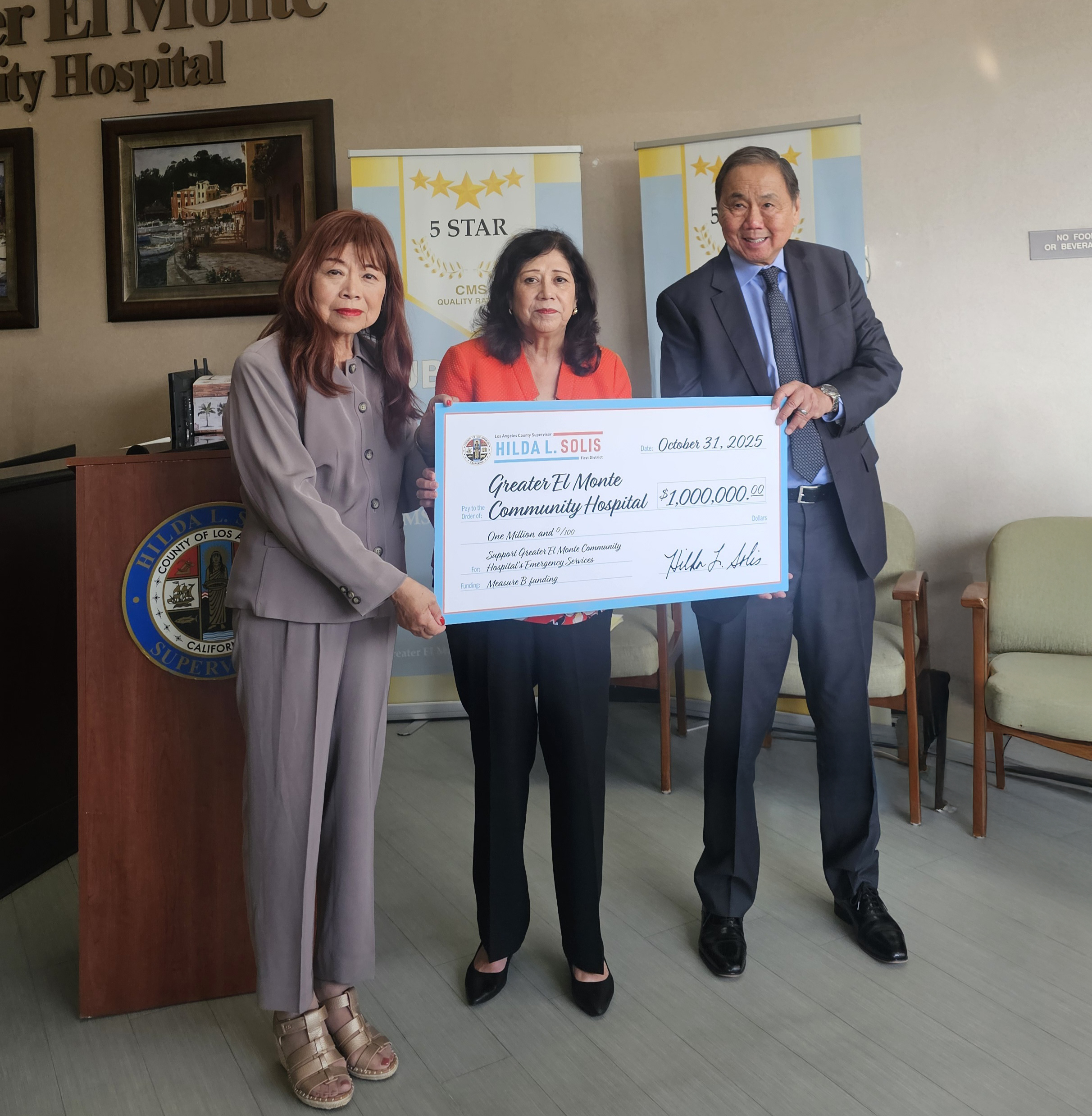 photo of hospital receiving check for 1 million