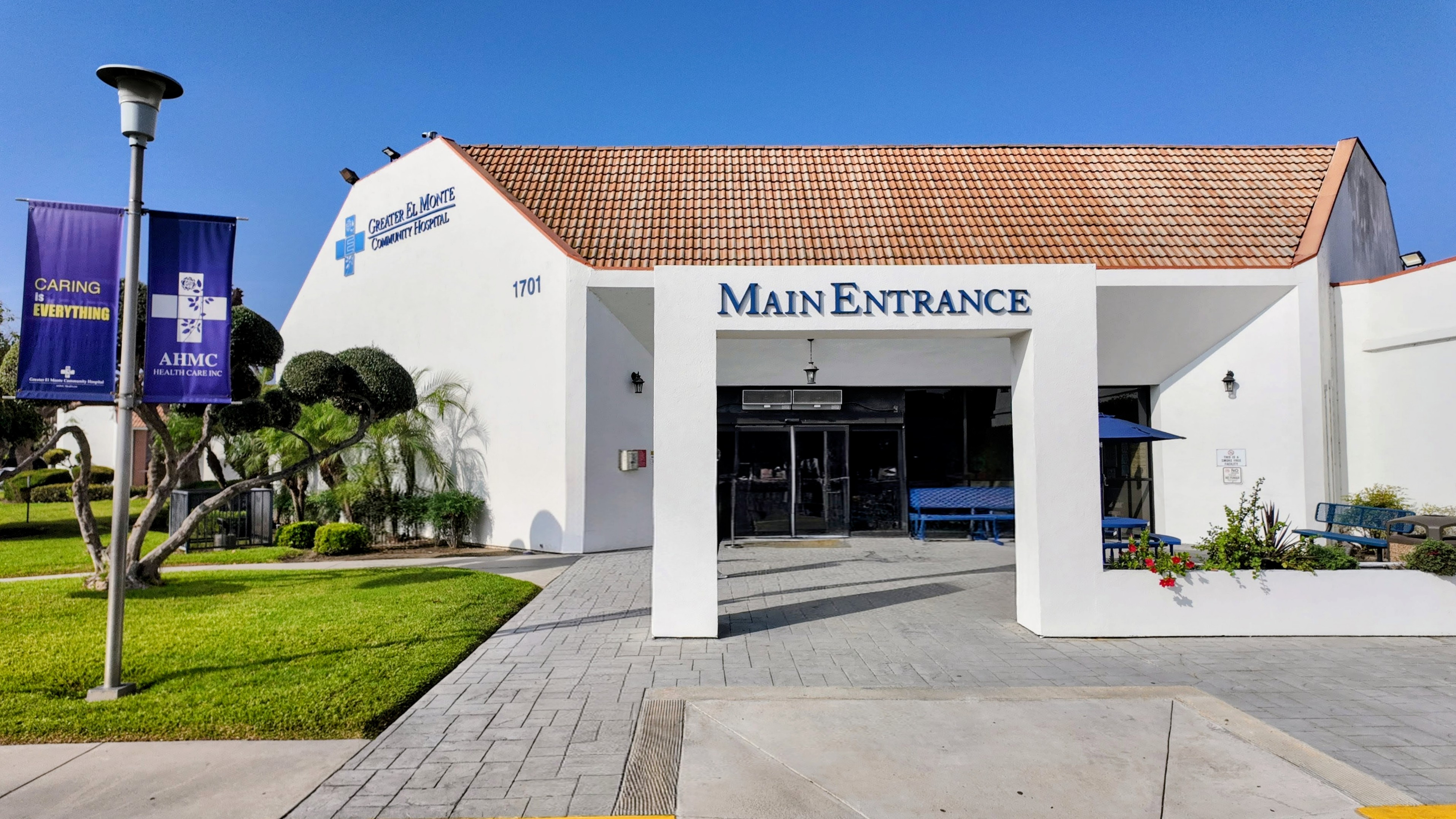 photo of hospital receiving check for 1 million